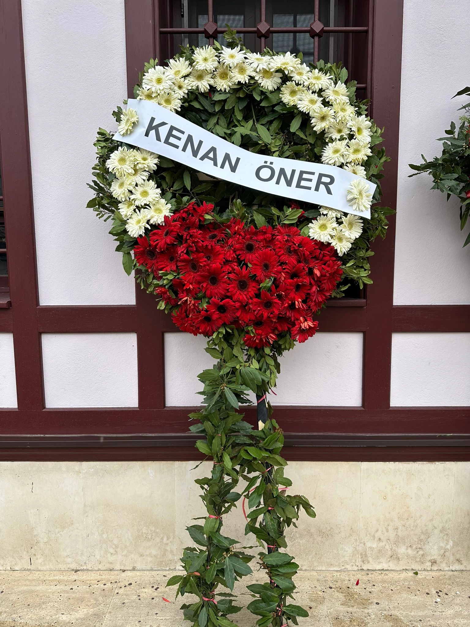 Beyaz Kırmızı Göbekli Cenaze İçin Çelenk