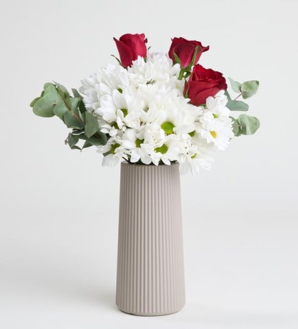 Bej Vazoda Papatya & 3 Kırmızı Gül
