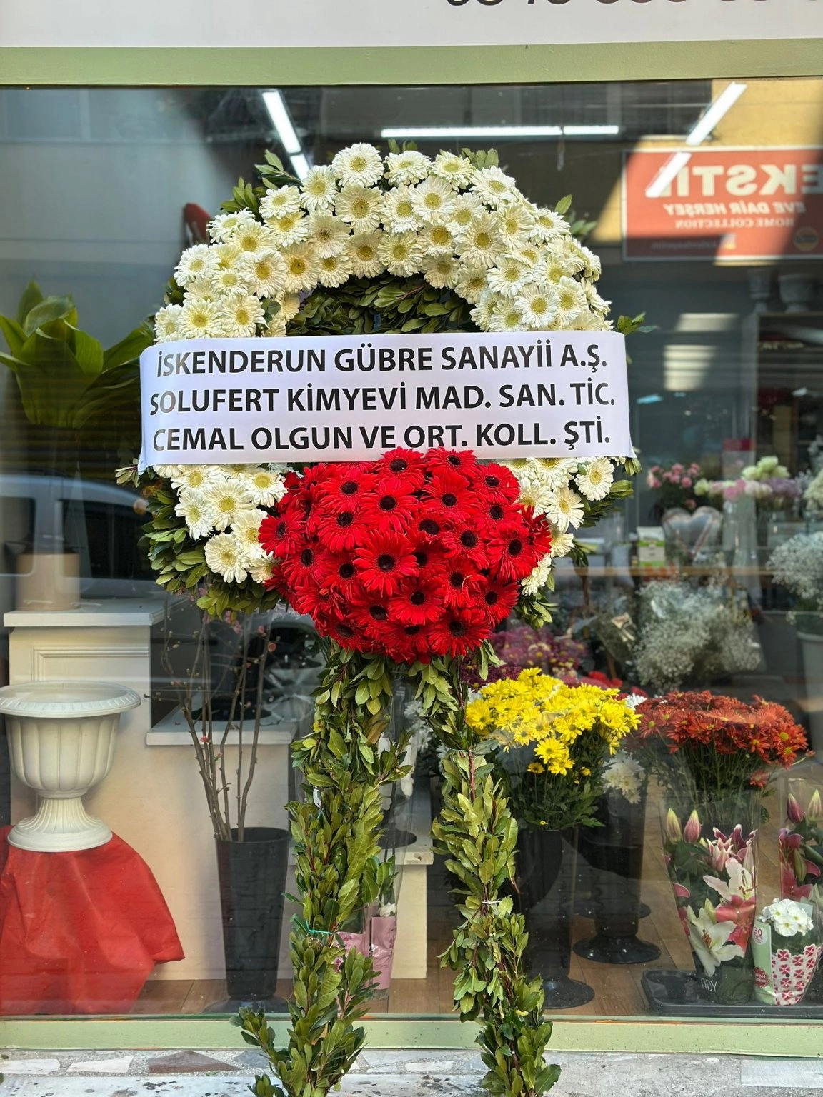 Beyaz Kırmızı Çelenk