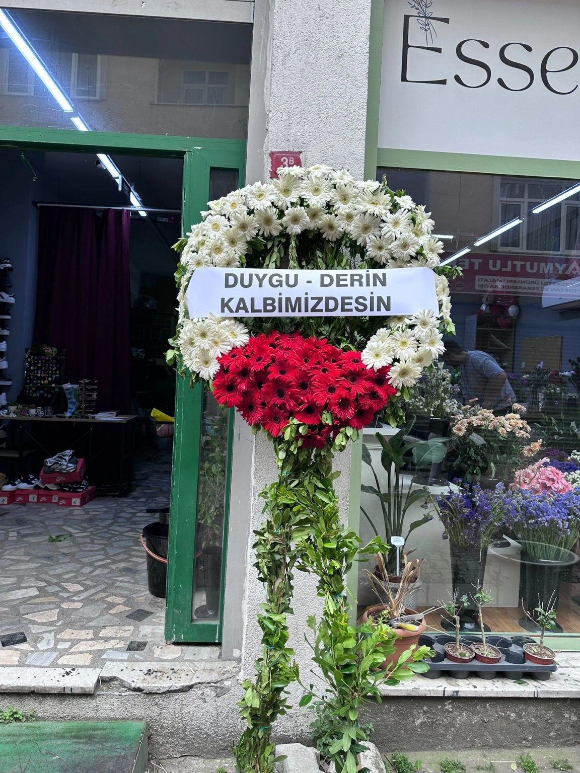 Beyaz Kırmızı Cenaze İçin Çelenk
