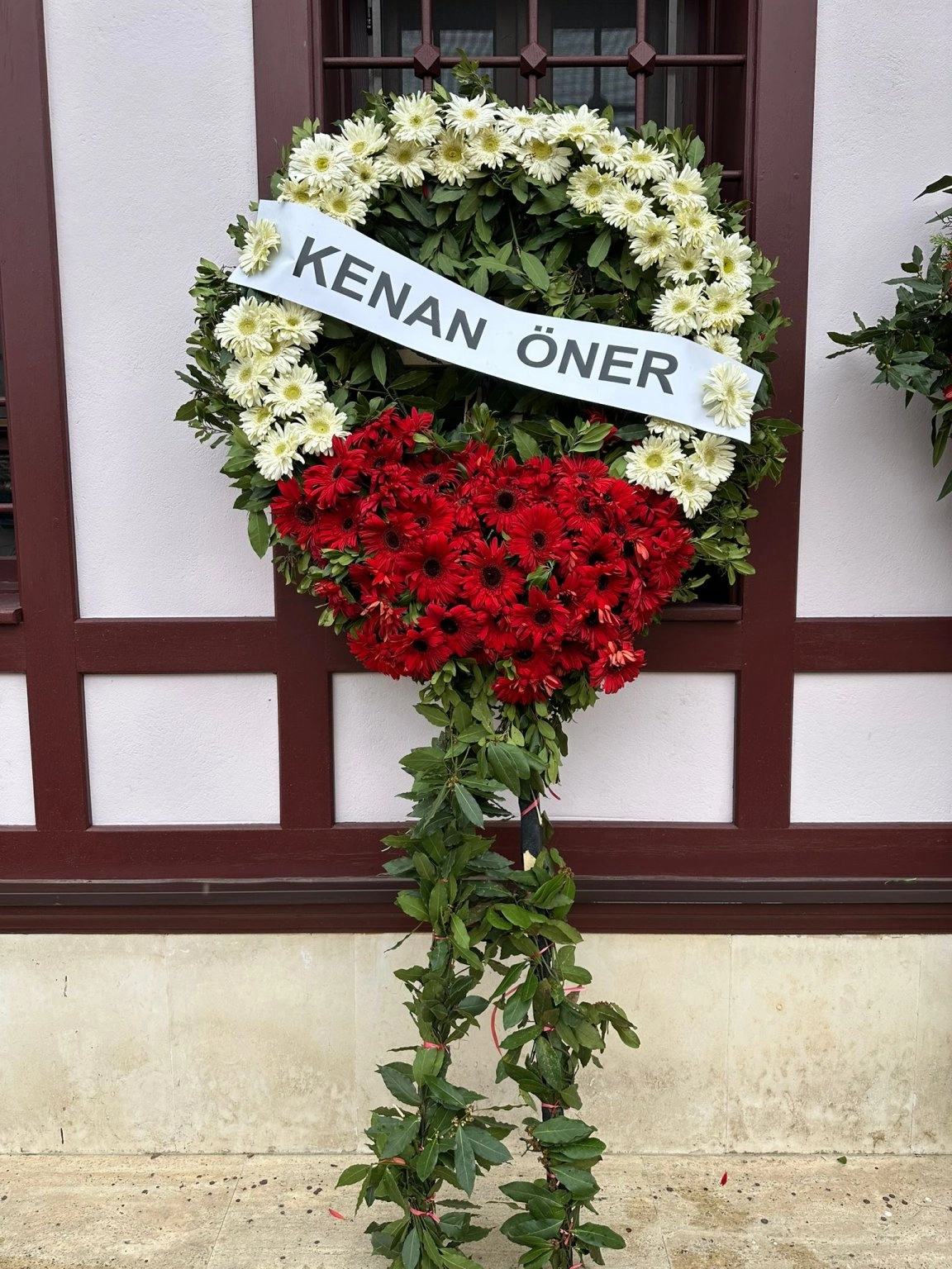 Beyaz Kırmızı Göbekli Cenaze İçin Çelenk